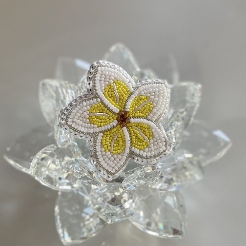 ビーズ刺繍のブローチ　-プルメリア　花-