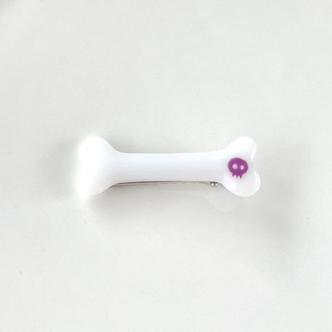 【ボーン型ヘアクリップ】　紫のドクロのワンポイント　骨型ヘアクリップ　パンク　ロック