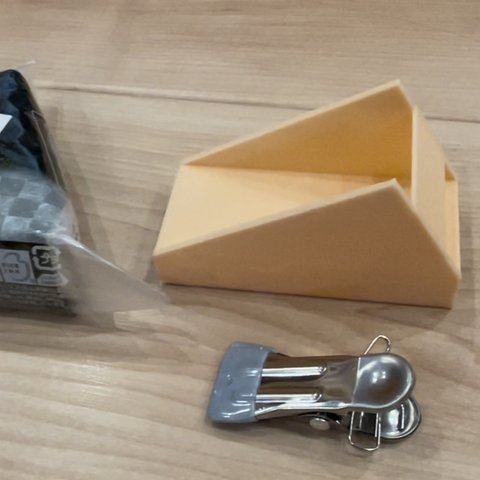 片手でコンビニおにぎりを開封するキット