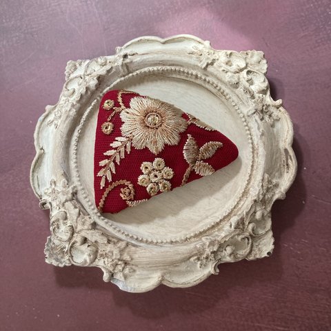 刺繍リボン　三角ブローチ