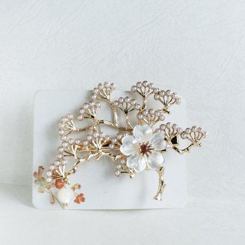 白蝶貝シェル花と松枝のヘアクリップ 　和装髪飾り　松　ヘアアクセサリー 