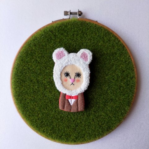 【sold out】シロクマかぶり 刺繍 ブローチ