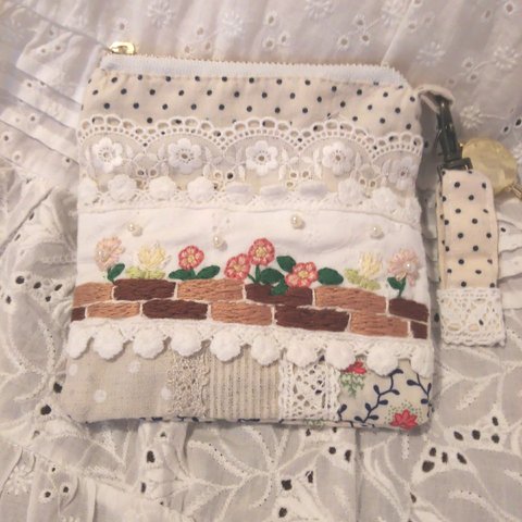 花壇に咲くお花刺繍のナチュラルICカードケース