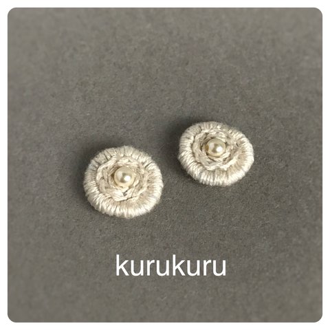 パールつき　刺繍ピアス【樹脂ピアス、ノンホールピアス対応可能】