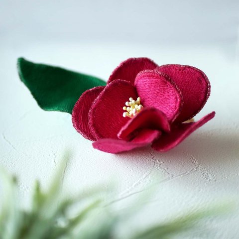 【立体刺繍】濃いピンクの椿　～冬の花～
