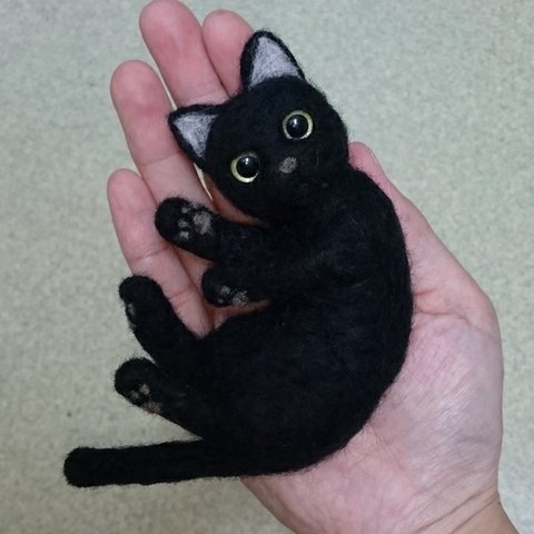 羊毛フェルト 黒猫ちゃん(ゴロンとしてます)