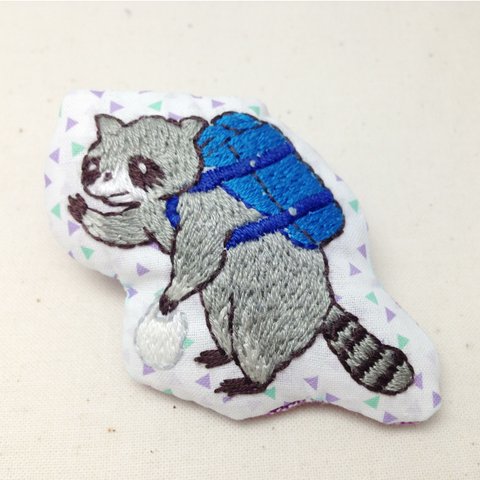 アライグマの刺繍ブローチ