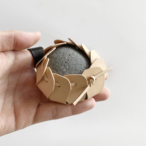 お気に入りの石で作る。ヌメ革（生成り）のペーパーウェイト【dossi/どっし】 #手作りキット #カット済み #道具不要
