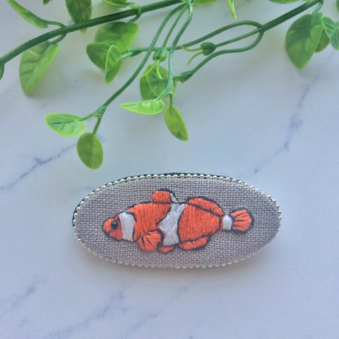 カクレクマノミの刺繍ブローチ