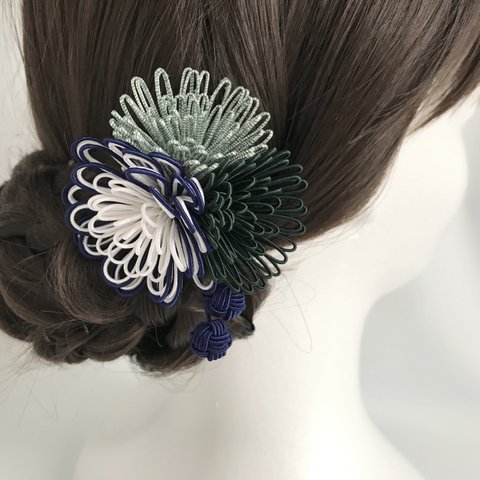 はな手毬。水引細工のヘアクリップ（藍）