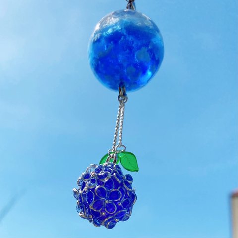 紫陽花と青空玉のストラップ　レジン作品