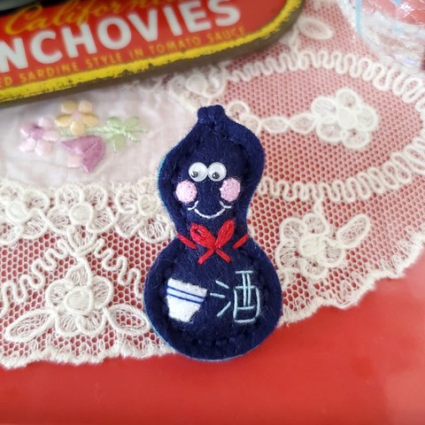 にっこりほっぺの酒くん〈ネイビー〉✽植物ブローチ〈フェルト・刺繍・七色〉瓢箪 | お正月 | 開運グッズ | 縁起物