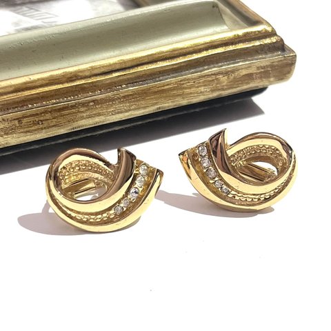 0599AVON VINTAGE EARRING  流れ星ストーン GDリボンイヤリング　アンティーク  クラシカル　大ぶり　クリップ　ナチュラル　カジュアル　ゴールド　ブランド　ミニ