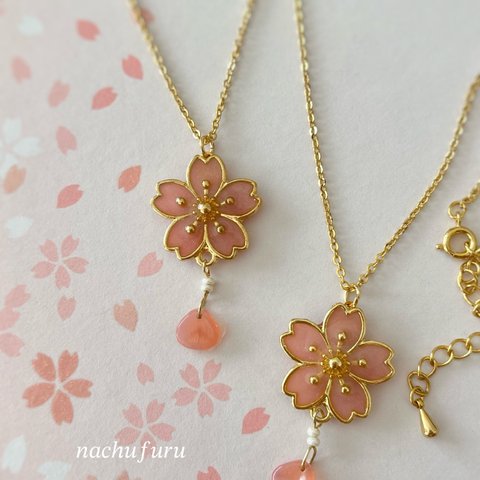桜とガラスの花びらのネックレス
