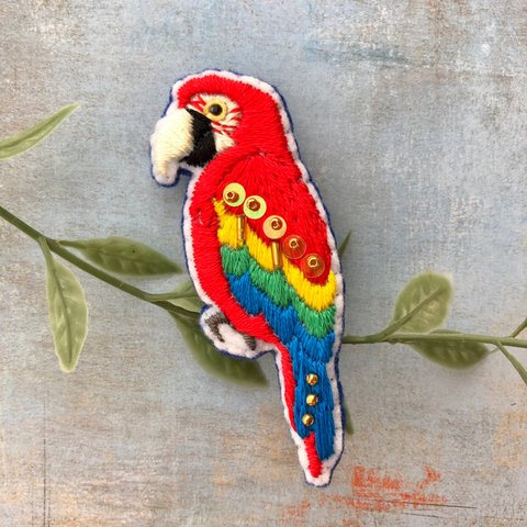 オウム刺繍ブローチ(ベニコンゴウインコ)