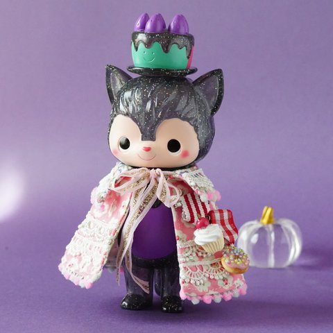 ドルチェ黒猫　1点ものピンクお花マント付き　猫のソフビ製アートトイ