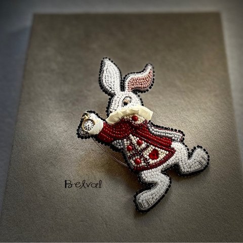  ビーズ刺繍のブローチ　-白ウサギA  (レッドジャケット)-rabbit