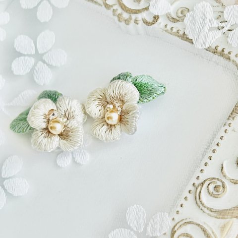 春待ちの白い小さなお花ピアス/イヤリング【立体刺繍】