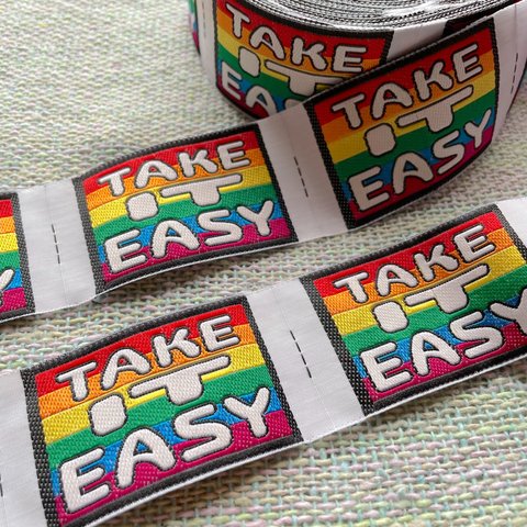 ✳︎刺繍タグ✳︎10枚セット　TAKE lT EASY  レインボー　タグ　ワンポイント　古着　リメイク　縫い付け専用