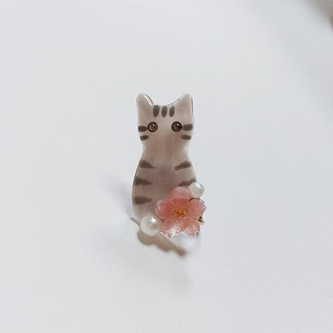 ひょっこり猫の片耳イヤリング(左耳用)－サバトラ×桜