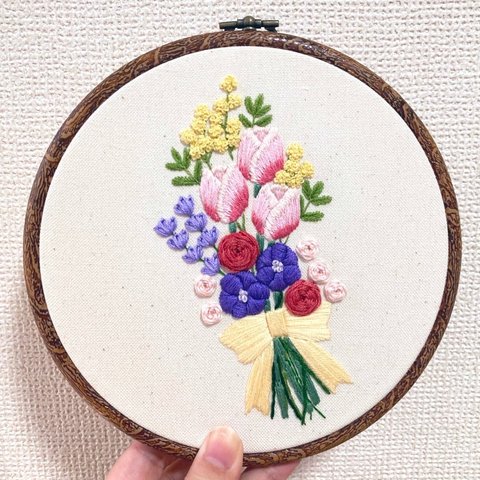  【手刺繍の壁飾り】チューリップと春の花のブーケ（17㎝）　刺繍フレーム　おうちを彩るインテリア