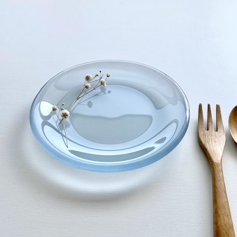 「雨空を映す水たまりM」丸いガラスのお皿（マット仕上げ）　ガラス工芸　食器　小物置き　小皿　　プレート　お皿　ギフト　食器