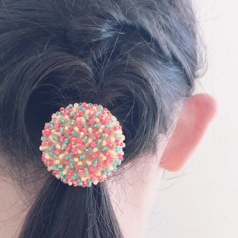 つぶつぶでまんまるなヘアゴム（みどりとピンク）No.18 | tefutefu no niwa-刺繍ビーズのブローチ