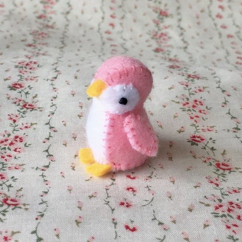 小さなペンギンちゃん フェルトマスコット(ピンク)