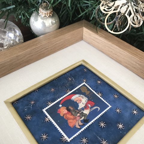 英国クリスマス切手リネンのミニフレーム　三日月サンタクロース　ガラス入りフレーム
