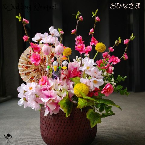 桃の花 ひなまつりアレンジ お雛様 竹籠 カゴ おひなさま 造花 ももの花 ピンク 桃の節句 大きめアレンジ 雛祭り