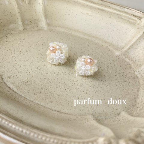 【一点物❀】水彩画みたいなお花のピアス(イヤリング/レース/引き揃え糸/パール/イエロー/イヤアクセ/ミモザ)