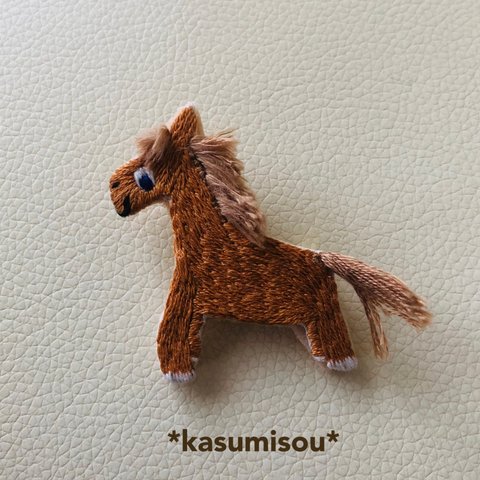 ふわふわたてがみの馬の刺繍ブローチ