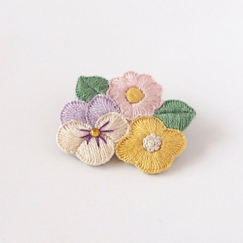 ［受注制作］お花たちの刺繍ブローチ（pastel）