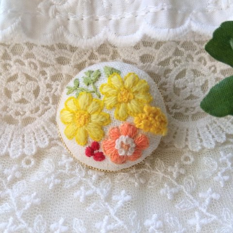 黄色いお花のブーケの刺繍ブローチ　ベンダントにも