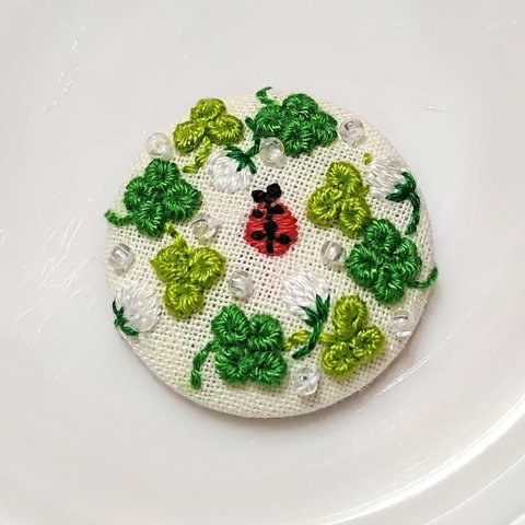 くるみボタン　刺繍ブローチ　クローバーとてんとう虫