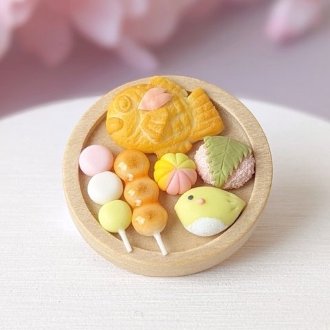 [4月限定ブローチ]和菓子  ミニチュア　スイーツ　食べ物　フェイクスイーツ　春　さくら