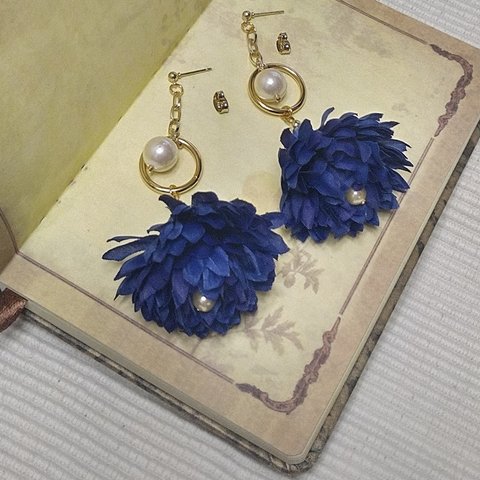 ブルーのお花ピアス