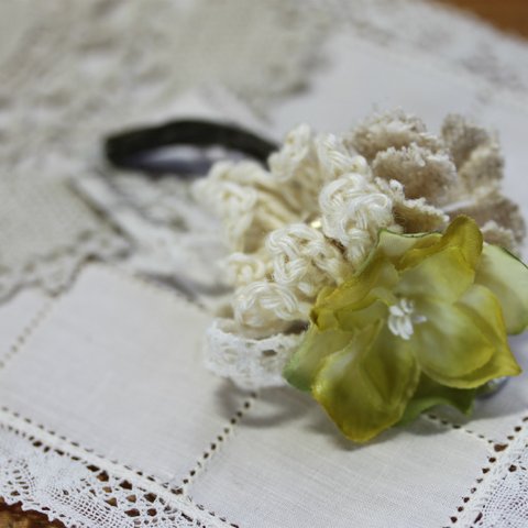 布花と編み花のコサージュ・イエロー