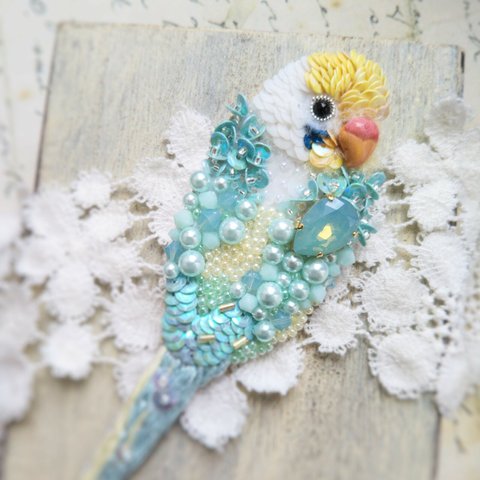 セキセイインコ　ビーズ刺繍　小鳥ブローチ　ミント