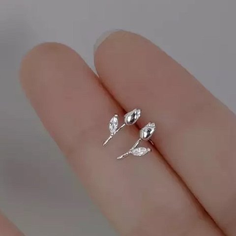 再販…シルバーチューリップ🌷ジルコニアピアス ／silver925 セレモニー キュート ミニ エレガント 美しい 癒し 柔らか