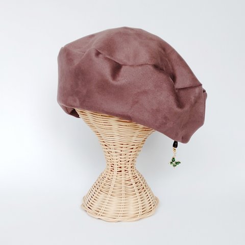 【特集掲載】スエードブラウンベレー帽　チャームが付けられる　帽子　秋冬