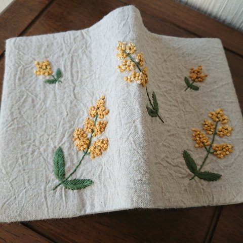 ミモザの花刺繍の文庫本サイズのブックカバー