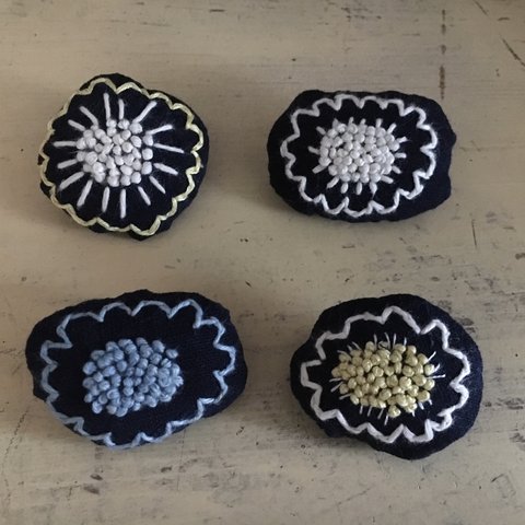 藍染の花刺繍ブローチ