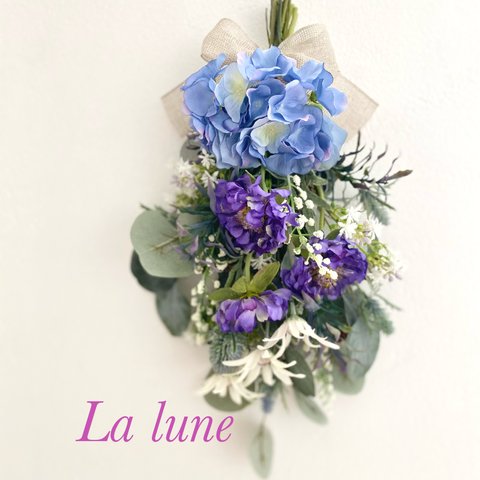 ブルー紫陽花・パープルスカビオサ・フランネルフラワーの涼しげなスワッグ