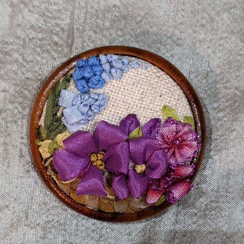 【再販】リボン刺繍の花かごのブローチ(サークル)