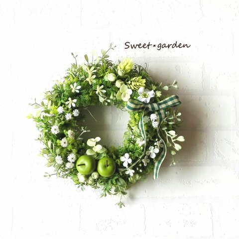 ＊グリーンアップルと白い小花のカントリーリース（fw152）～玄関ドアなど外にも飾れるアーティフィシャルリース