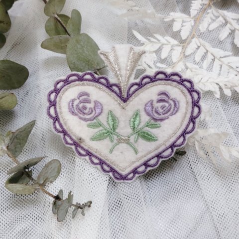 刺繍ワッペン　ハート型花パープル