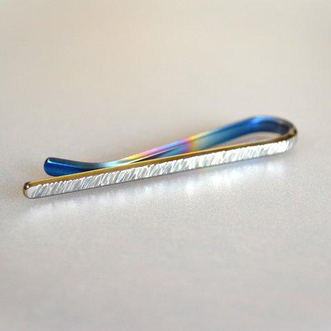 Titanium tie bar・鍛造純チタンネクタイピン・鎚目できらきら惑わせる・虹・５４mm
