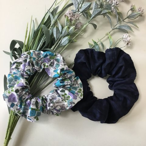 リバティタナローン（薄紫の花）と紺色綿生地のシュシュセット