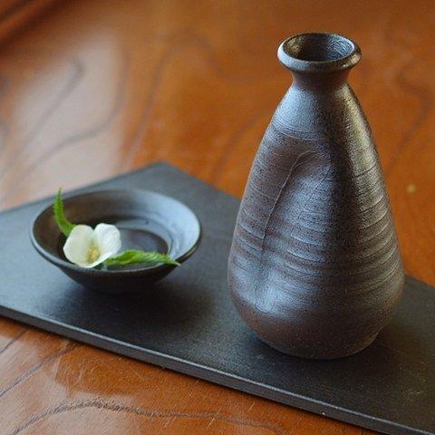 三角徳利／黒・焼き〆陶器（レンジ、オーブン、食洗器対応）